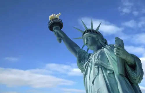 ▲自由女神像右手拿火炬，左手冊子則寫上美國獨立宣言簽署日期1776年7月4日。（圖／翻攝Klook官網）