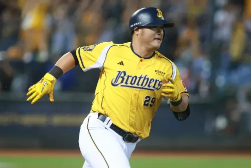 ▲台灣大賽首度先發的老將陳俊秀首局首打席就建功，敲出右外野安打，一棒送回2分，中信兄弟回到主場，一局下就逆轉比分。（圖／記者葉政勳攝，2025.10.27）