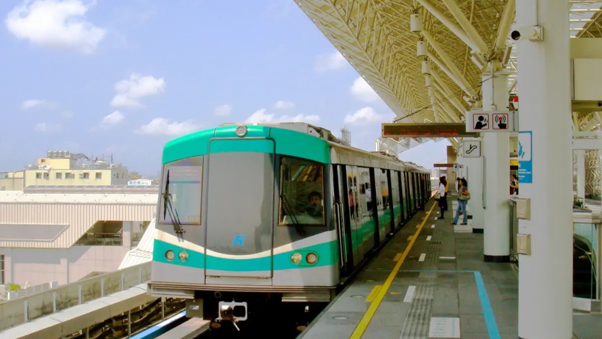 ▲高雄捷運紅線27日下午發生落軌事故，18歲女子遭列車撞擊當場身亡，紅線部分路段暫停運轉，改採單線雙向與公車接駁。（圖／翻攝畫面）