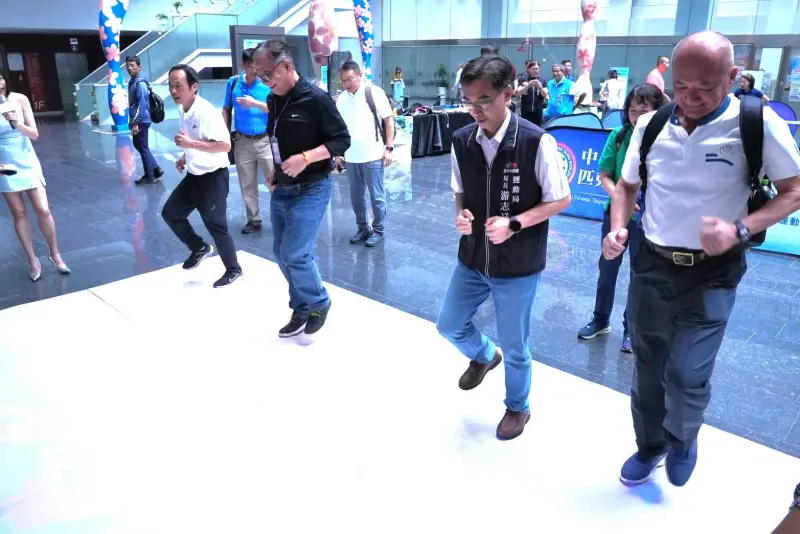 ▲今年成果發表以互動展區與體驗活動呈現，局長游志祥邀請大家進行多項運動體驗，（圖／運動局提供）