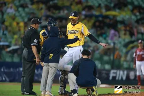 ▲由於現場有雨勢，因此李博登釘鞋上也沾滿了泥土，在對上梁家榮的打席中，他也請工作人員上來幫忙自己清鞋。（圖／記者葉政勳攝）