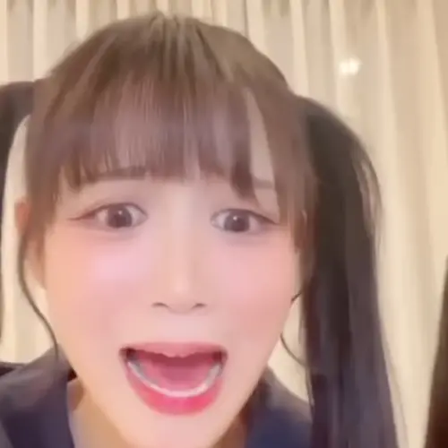 ▲邊荷律看到直播間被嗆聲「GoGo Rakuten」後秒變臉。（圖／翻攝自YouTube@蠟筆小邊）