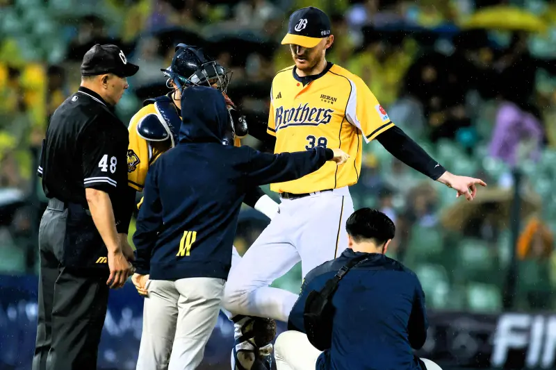 ▲洲際棒球場前五局雨勢忽大忽小，也讓投手釘鞋不斷卡土。（圖／記者葉政勳攝 ,2025.10.27）