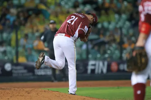 ▲投手魔神樂同樣受到雨勢影響，釘鞋不斷卡土。（圖／記者葉政勳攝 ,2025.10.27）