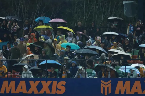 ▲洲際棒球場前五局雨勢忽大忽小，球迷看球也受限。（圖／記者葉政勳攝 ,2025.10.27）