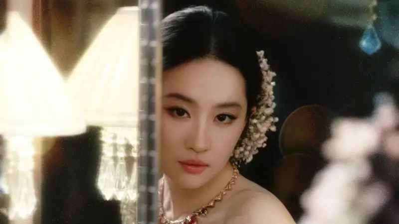 ▲劉亦菲日前出席《VOGUE》20週年晚宴時珠寶手鍊突斷，全場緊張之際她淡定接住、優雅遞出，舉止大方被讚：「氣場滿分！」（圖／翻攝自微博）