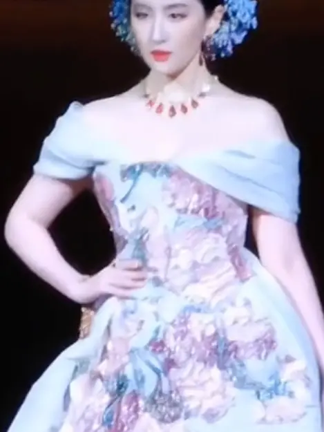 ▲劉亦菲走紅毯時珠寶手鍊突然斷裂。（圖／翻攝自微博）