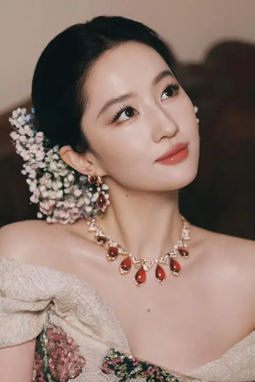 ▲劉亦菲紅毯禮服被大讚。（圖／翻攝自微博）