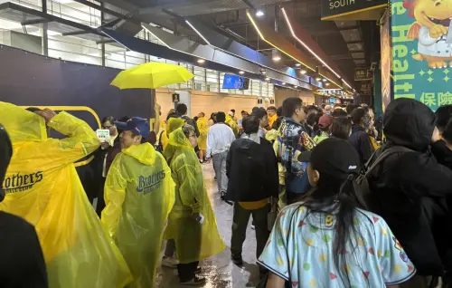 ▲洲際棒球場下起大雨，球迷只能被迫躲雨。（圖／記者葉政勳攝 ,2025.10.27）