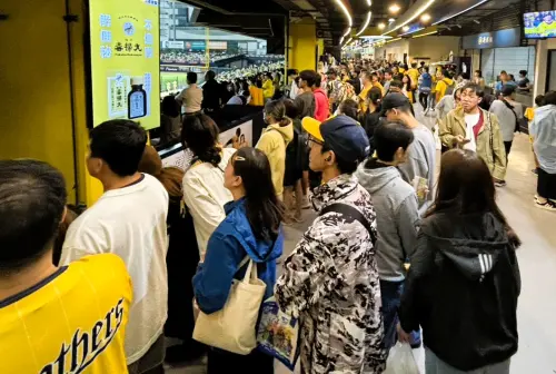 ▲洲際棒球場下起大雨，球迷只能被迫躲雨。（圖／記者葉政勳攝 ,2025.10.27）