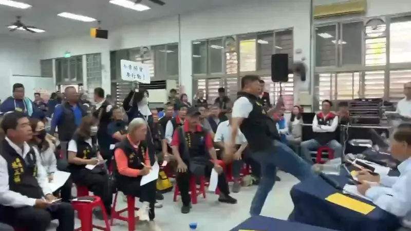 ▲花蓮縣議會議長張峻，因不滿傅崐萁開座談會卻沒通知，怒衝會議室驚天一踹。（圖／翻攝畫面）