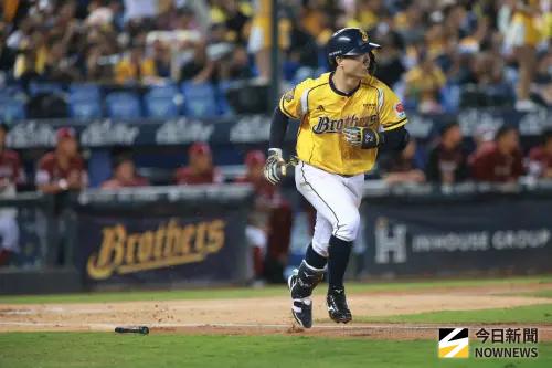 ▲中信兄弟江坤宇在台灣大賽G5敲出安打，終止連續18打數無安打的窘境。（圖／記者葉政勳攝 ,2025.10.27）