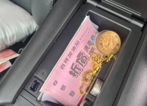 ▲新竹市36歲吳姓男子假裝挑選金飾搶走14萬金項鍊，駕駛母親百萬跑車逃逸。（圖／翻攝畫面）