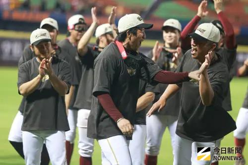 ▲樂天桃猿在中職總冠軍賽以4勝1敗擊敗中信兄弟奪下中職36年總冠軍，外野手成晉精彩的表現讓他獲選總冠軍系列賽優秀球員。（圖／記者葉政勳攝 ,2025.10.27）