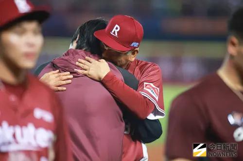 ▲樂天桃猿在中職總冠軍賽以4勝1敗擊敗中信兄弟奪下中職36年總冠軍，賽後總教練古久保健二激動擁抱投手陳冠宇。（圖／記者葉政勳攝 ,2025.10.27）
