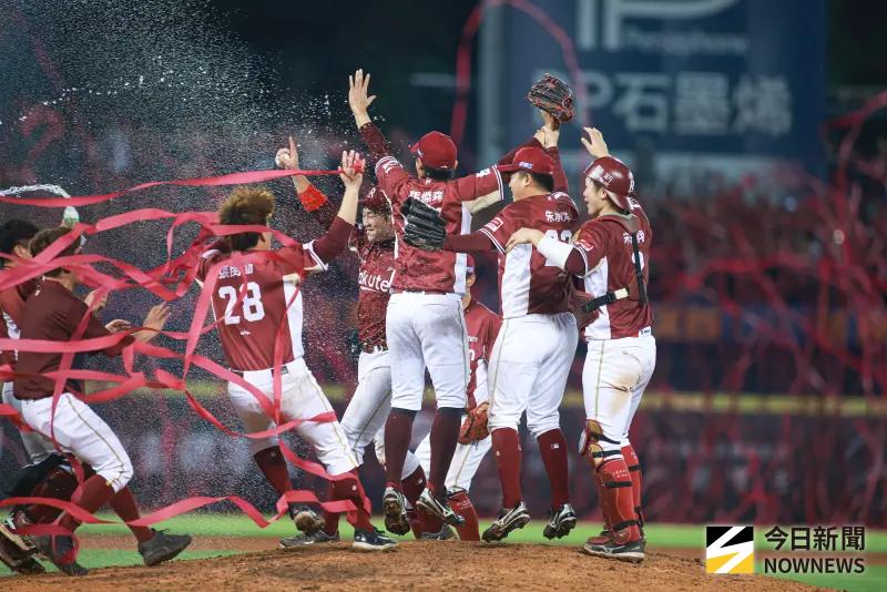 ▲樂天桃猿隊奪下轉手日商樂天企業後的首冠，讓許多不看好他們的人，感到無比敬意。桃猿的球員與教練們，創造了不可思議的下剋上傳奇。（圖／記者葉政勳攝 ,2025.10.27）