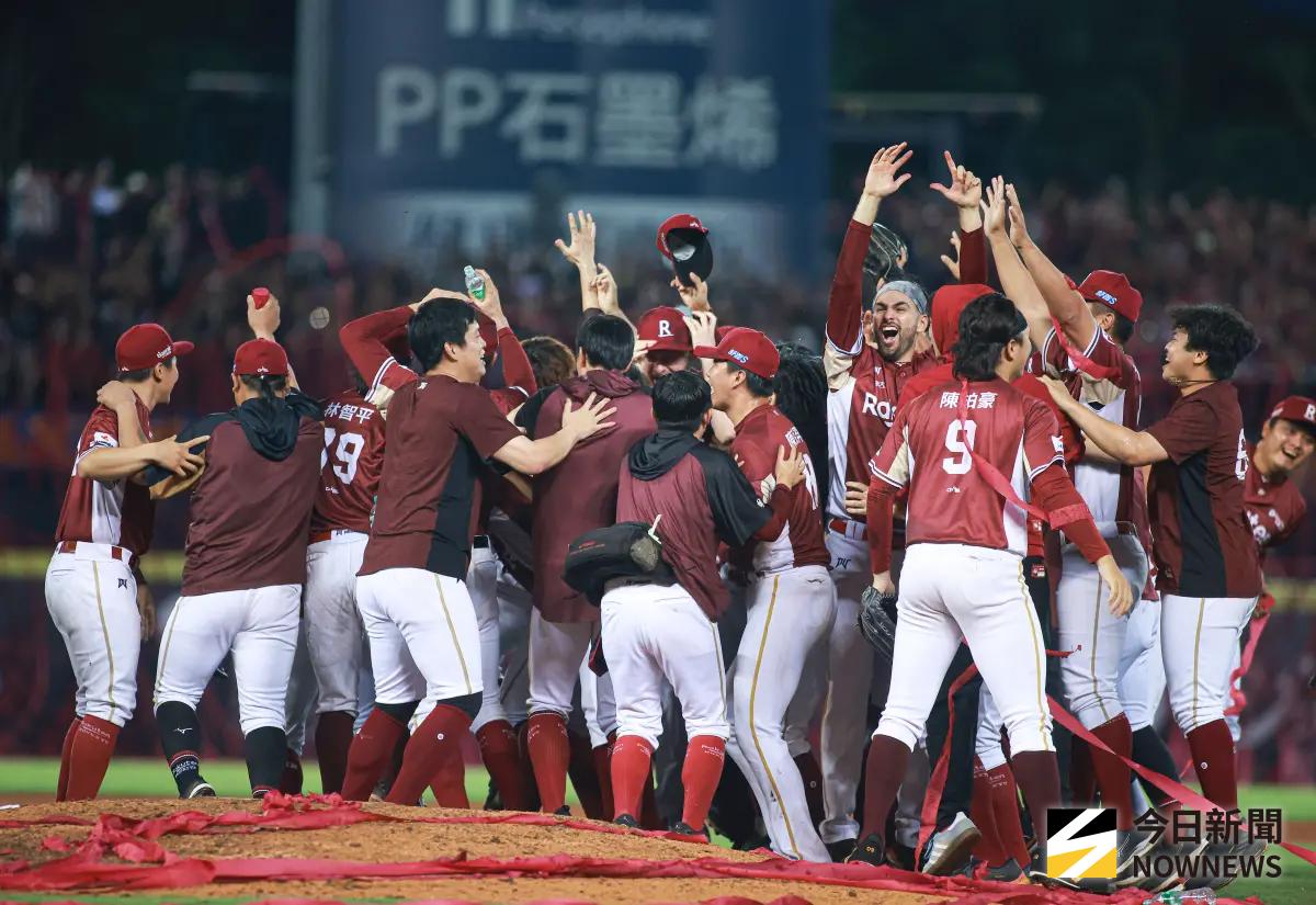 ▲樂天桃猿在中職總冠軍賽以4勝1敗擊敗中信兄弟奪下中職36年總冠軍。（圖／記者葉政勳攝 ,2025.10.27）