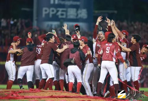 ▲樂天桃猿在中職總冠軍賽以4勝1敗擊敗中信兄弟奪下中職36年總冠軍。（圖／記者葉政勳攝 ,2025.10.27）