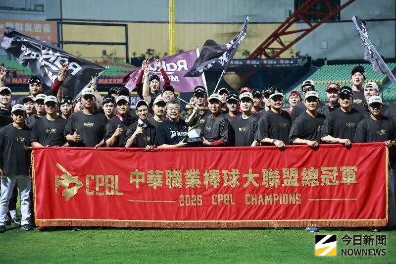 ▲樂天桃猿風光奪下2025年台灣大賽冠軍，昨日卻遭週刊匿名爆料，指出二軍球員住宿環境不佳，面臨訓練、比賽甚至安全性上的困境。棒球作家王翊亘稍早在個人社群Threads上回應此事，針對球迷諸多疑問給出解答。（圖／記者朱永強攝 ,2025.11.02）