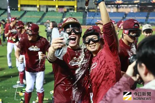 ▲樂天桃猿在中職台灣大賽以4勝1敗擊敗中信兄弟奪下中職36年總冠軍，球員帶著玩樂心情、沒有太多包袱的思維，反而讓他們在場上更放得開。（圖／記者葉政勳攝 ,2025.10.27）