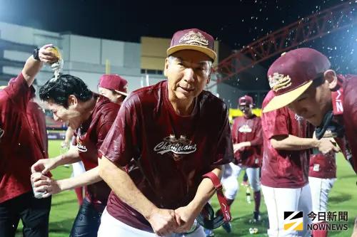 ▲樂天桃猿在中職總冠軍賽以4勝1敗擊敗中信兄弟奪下中職36年總冠軍，總教練古久保健二一起和球員們開心慶功。（圖／記者葉政勳攝 ,2025.10.27）