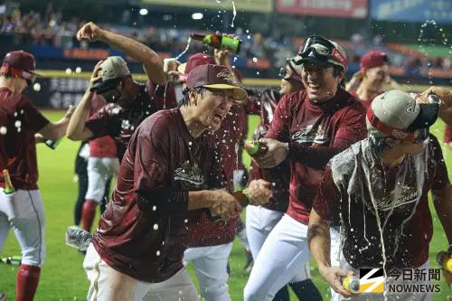 樂天桃猿奪冠故事／我們還在！林泓育、林立「雙隊魂」撐起一片天
