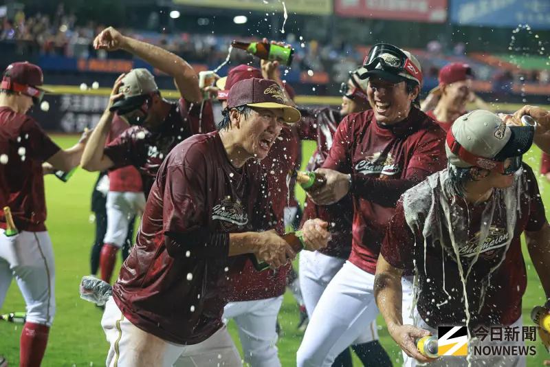 樂天桃猿奪冠故事／我們還在！林泓育、林立「雙隊魂」撐起一片天