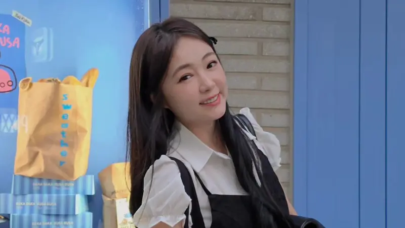 ▲丫頭詹子晴退股手搖飲品牌《不要對我尖叫》後，應收的666萬元退股款至今未入帳，已聲請法院強制執行。該品牌近年陷加盟糾紛、管理混亂，丫頭經紀人回應因保密條款不便說明。（圖／翻攝自臉書@詹子晴丫頭小闆娘）