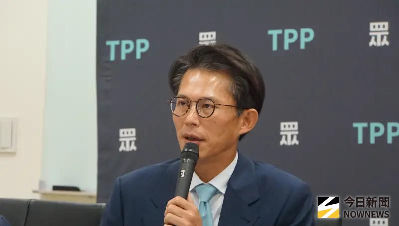 ▲《鏡週刊》日前爆料，民眾黨主席黃國昌岳父高熙治的恆合建設公司爆發違建爭議。（圖／記者呂炯昌攝，2025.10.28）