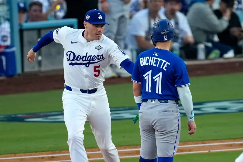 ▲美國職業棒球大聯盟（Major League Baseball）洛杉磯道奇與多倫多藍鳥的世界大賽第3戰，多倫多藍鳥在2局上一壘跑者比薛特（Bo Bichette）疑似因為打者瓦修（Daulton Varsho）誤認為是保送的動作影響，在一壘遭到牽制出局，也讓藍鳥總教練施奈德（John Schneider）抱怨主審判決應該要果斷點。（圖／美聯社／達志影像）