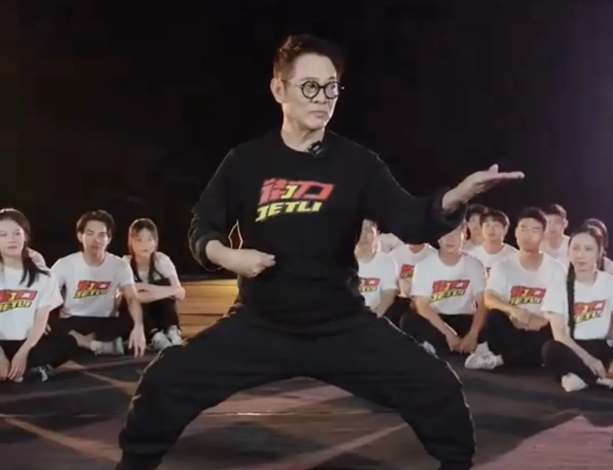 ▲62歲的李連杰，今年8月才住院割除腫瘤，當時憔悴模樣讓影迷心疼，近日竟呈現驚人回春效果，而且在中國各地推廣「功夫舞」，活力四射，狀況好到被拱再復出拍戲。（圖／摘自李連杰微博）