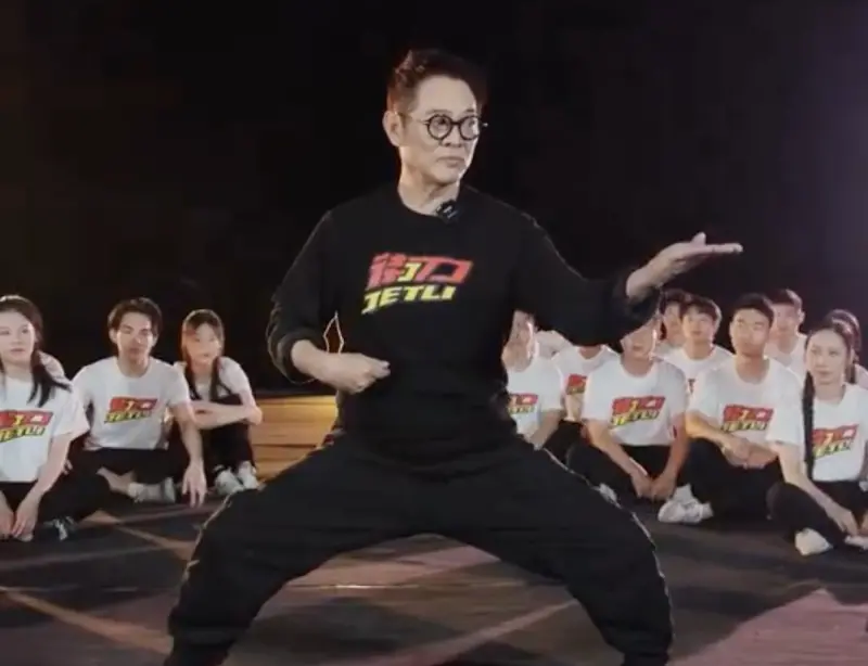 ▲62歲的李連杰，今年8月才住院割除腫瘤，當時憔悴模樣讓影迷心疼，近日竟呈現驚人回春效果，而且在中國各地推廣「功夫舞」，活力四射，狀況好到被拱再復出拍戲。（圖／摘自李連杰微博）