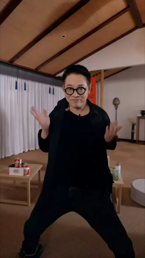 ▲李連杰近日在各地推廣融合舞蹈與武打動作的「功夫舞」，被認為再度回復活力，而且變得更年輕。（圖／摘自小紅書）