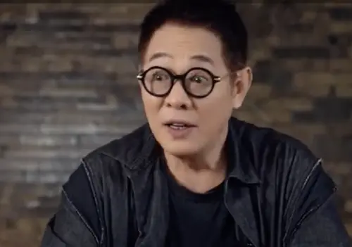 ▲62歲李連杰（如圖）近期明顯回春，引發流言四起，更被稱做了心臟移植，換了車禍身亡的「最帥武僧」秋風的心臟，他雖然拍短片自清，還是有陰謀論者很堅持，讓他的粉絲看不下看去，諷刺信的人降智。（圖／摘自李連杰微博）