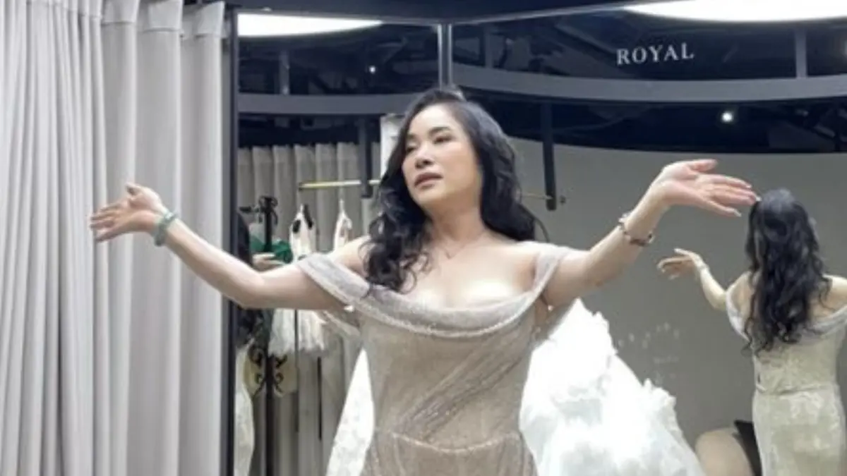 ▲75歲李亞萍（如圖）近況曝光，昨日余祥銓與柔柔在IG上傳全家福，影片中李亞萍氣色紅潤，對著鏡頭大秀凍齡身材，讓粉絲驚呆直呼：「氣色超好」。（圖／翻攝自Thread @rou860209）