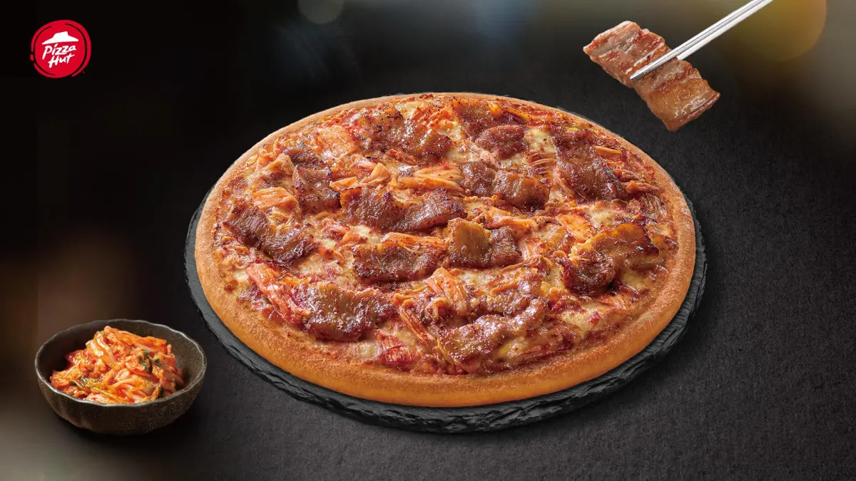 ▲披薩鐵粉放心了！必勝客章魚燒、夏威夷2口味還在，人事異動公告揭曉「韓式泡菜豬五花披薩」、「經典海鮮四重奏披薩」升級，限定50家門市嚐鮮優惠390元起。「家有喜事」的達美樂有3個大披薩799元優惠。（圖／必勝客提供）