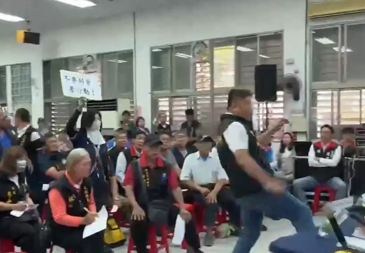 ▲國民黨立院黨團總召傅崐萁27日在花蓮縣光復鄉與災民舉辦「災後重建特別條例座談會」，花蓮縣議會議長張峻不滿傅崐萁沒有通知，怒氣沖沖衝進會場，一腳就踹翻傅崐萁的桌子。（圖／翻攝畫面）