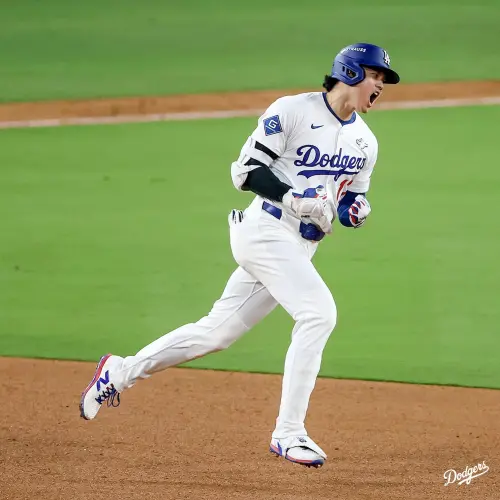 ▲大谷翔平在七局面對右投多明格斯（Seranthony Domínguez）時，再度出手擊出左中外野追平全壘打，全場四支安打全部為長打。（圖／取自洛杉磯道奇X）