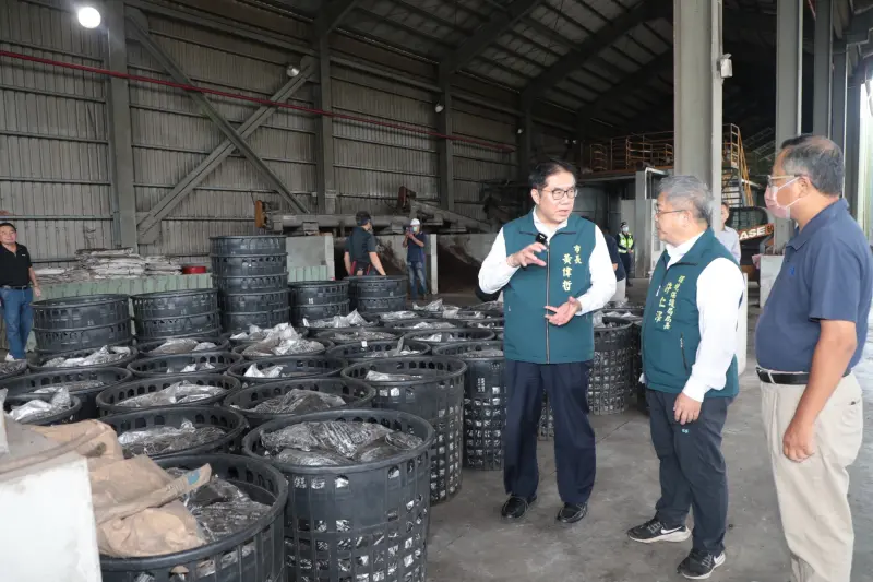 ▲市長黃偉哲今天前往城西廚餘高速發酵廠視察，關心廚餘去化與防疫作業情形。（圖／南市府提供）