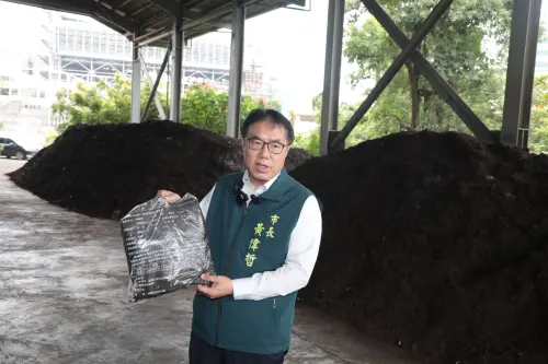 ▲黃偉哲強調市府全力維持廚餘處理穩定，廠內自動化發酵流程可在十天內產出有機培養土。（圖／南市府提供）