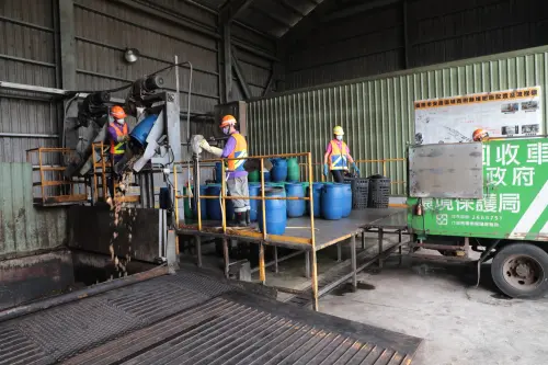 ▲環保人員進行廚餘處理作業，確保收運與發酵流程順暢。（圖／南市府提供）