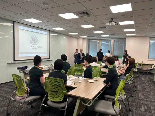 ▲苗栗茶品牌「福爾摩茶-FormoCha」紅茶還是長榮航空皇璽桂冠艙、桂冠艙 、商務艙選用茶。圖為創辦人受邀至長榮航空進行空中茶饗宴內部訓練照（圖／福爾摩茶-FormoCha）