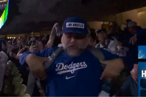 ▲場邊有一名男性球迷激動大吼，並對著鏡頭比出在去年世界12強賽中，中華隊招牌的「框胸手勢」，來表達自己的興奮。（圖／翻攝自洛杉磯道奇X）