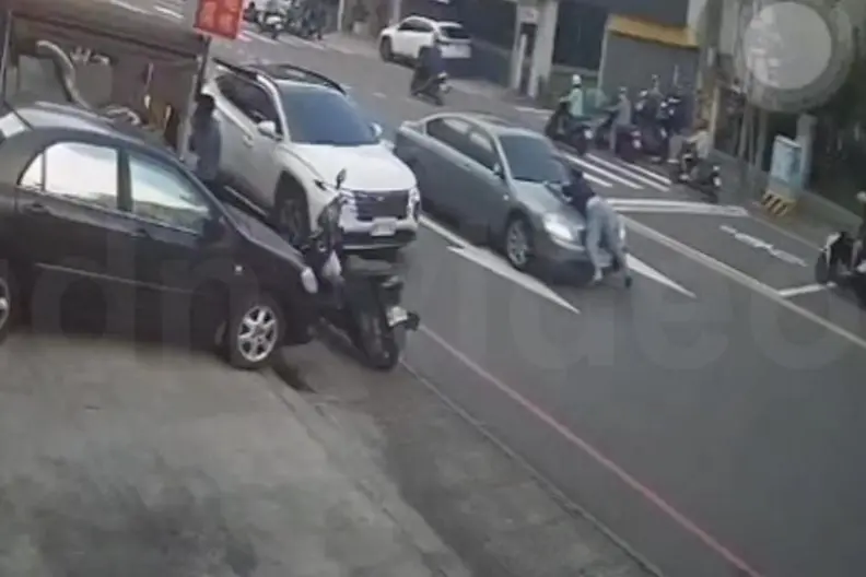 婦人遭詐400萬！肉身擋車手被拖行1公里　老公亮槍救妻免罰原因曝
