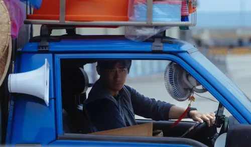 ▲周渝民在《我們的藍調時光》中飾演行動雜貨車的老闆，在拍攝時真的有居民上前跟他買篩子，還問他價錢多少，相當有趣。（圖／米神國際）