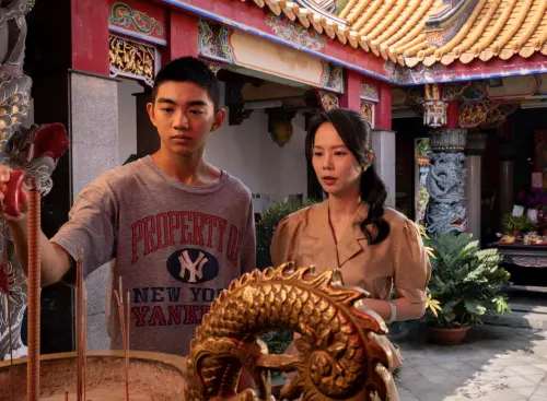 ▲孫淑媚（右）在《南方時光》對兒子陳玄力（左）雖然有管教卻不失溫柔。（圖／百景映畫提供）