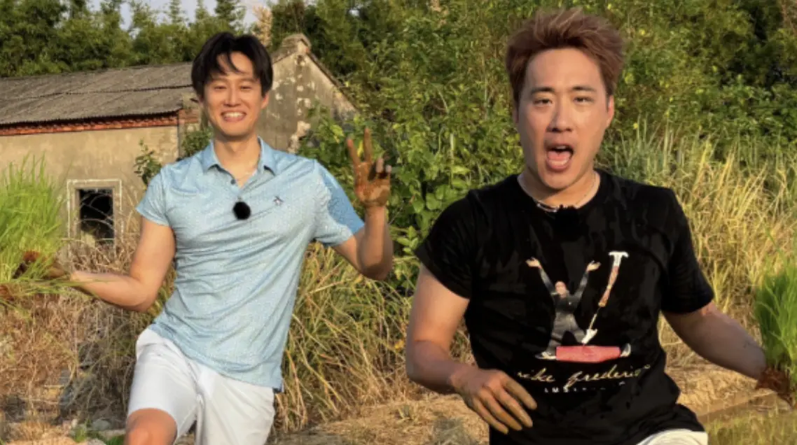 ▲余祥銓（右）、徐新洋（左）登上Yahoo網路節目《星二代很忙內》體驗農夫插秧活動，2人赤腳踩進田裡，艷陽下大汗淋灕、搞得全身泥巴，辛酸血淚畫面令人不禁發笑。（圖／《星二代很忙內》提供）