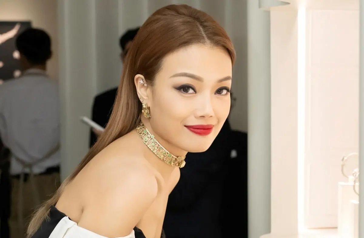 ▲成龍日前出席活動摸容祖兒（如圖）裸背遭批伸鹹豬手，而時隔1個月後，容祖兒出席活動親曝真相，表示當時沒有感覺，並強調跟成龍沒有任何誤會。（圖／容祖兒 Joey Yung FB）