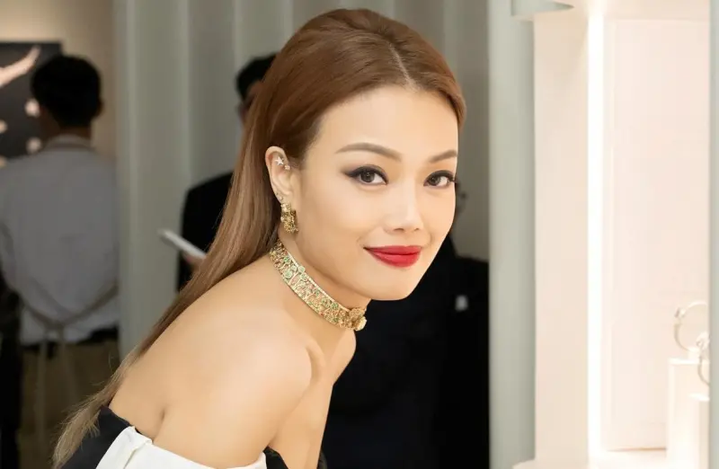 成龍摸容祖兒裸背遭批伸鹹豬手!她時隔1個月親曝真相:沒感覺 ▲成龍日前出席活動摸容祖兒(如圖)裸背遭批伸鹹豬手,而時隔1個月後,容祖兒出席活動親曝真相,表示當時沒有感覺,並強調跟成龍沒有任何誤會。(圖/容祖兒 Joey Yung FB)