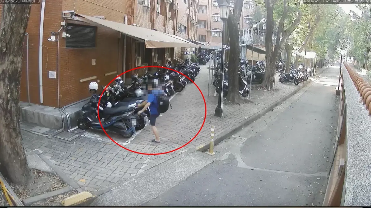 ▲近日高雄科技大學楠梓校區停車場內，驚見踹車怪客。（圖／翻攝畫面）